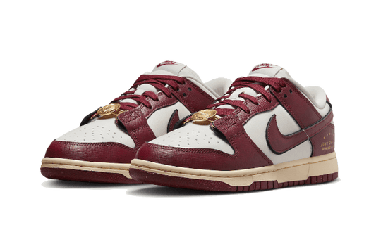 dunk-low-se-sail-team-red-runstock