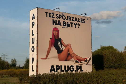 TEŻ SPOJRZAŁEŚ NA BUTY?