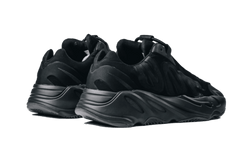 yeezy-700-mnvn-triple-black-aplug-pl